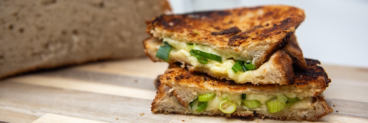 Brechdan gaws wedi'i thostio, wedi'i thorri'n groeslin gyda'r haneri wedi'u pentyrru ar ben ei gilydd